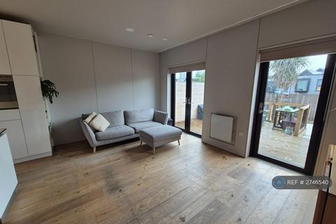 3 bedroom terraced house to rent, Keepers Quay, Manchester, M4