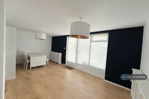 3 bedroom maisonette to rent, Kimbolton Close, London, SE12
