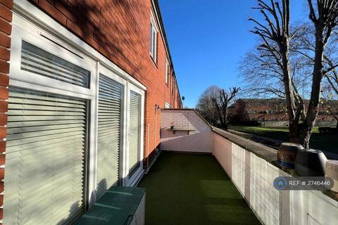 3 bedroom maisonette to rent, Kimbolton Close, London, SE12
