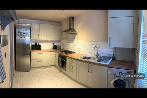 3 bedroom maisonette to rent, Kimbolton Close, London, SE12