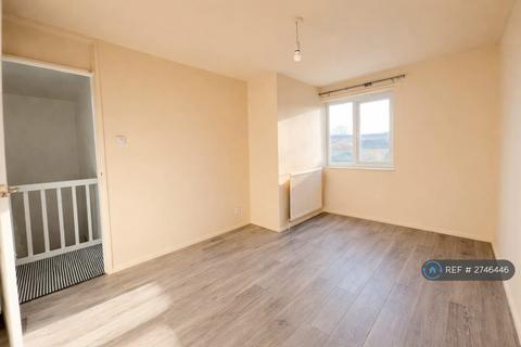 3 bedroom maisonette to rent, Kimbolton Close, London, SE12