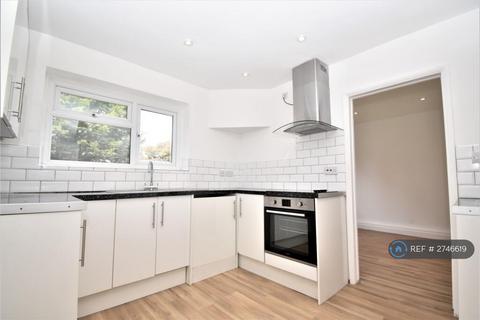 3 bedroom semi-detached house to rent, Chiltern Close, Bexleyheath, DA7