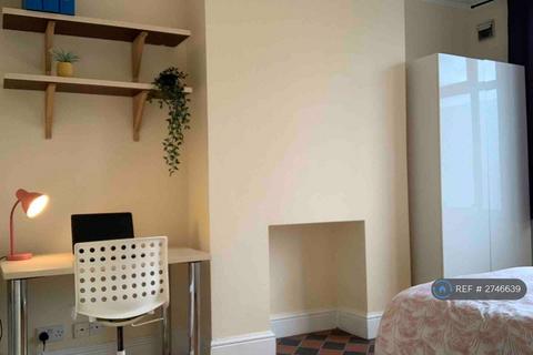 3 bedroom terraced house to rent, Moseley Road, Fallowfield, Manchester, M14