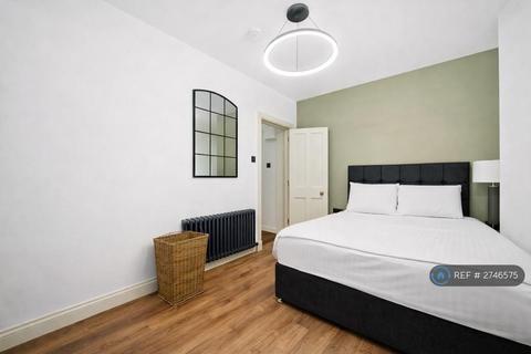 1 bedroom in a house share to rent, Mccarthy Court, London, SW11