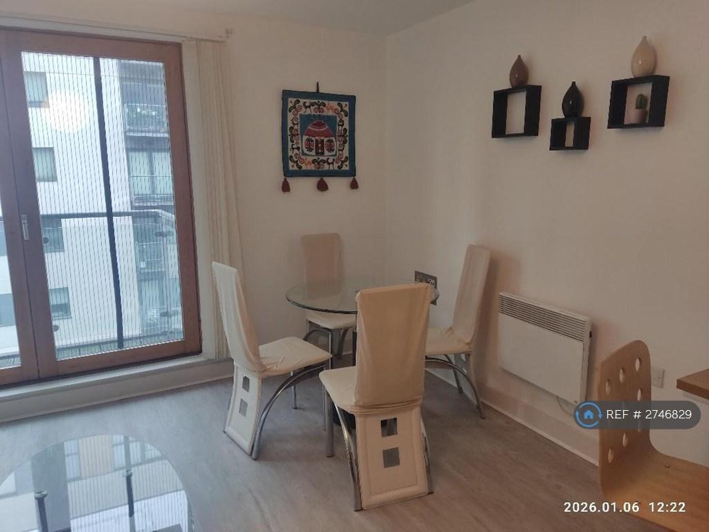 Round Table With 4 Chairs