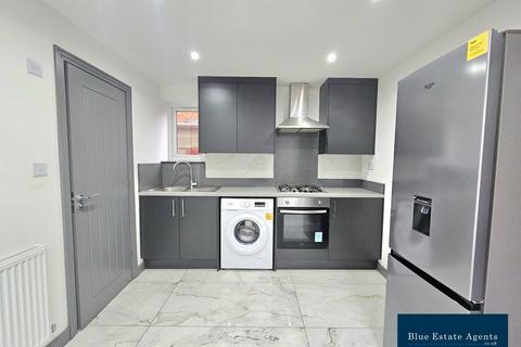 3 bedroom ground floor flat to rent, Brabazon Road, Hounslow, TW5