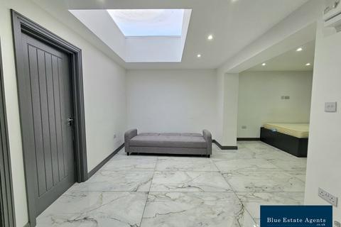 3 bedroom ground floor flat to rent, Brabazon Road, Hounslow, TW5