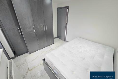 3 bedroom ground floor flat to rent, Brabazon Road, Hounslow, TW5