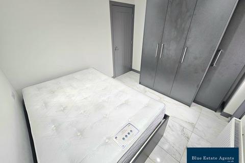 3 bedroom ground floor flat to rent, Brabazon Road, Hounslow, TW5