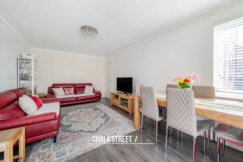2 bedroom ground floor flat to rent, Sandown Court, Rainham Road South, Dagenham, RM10