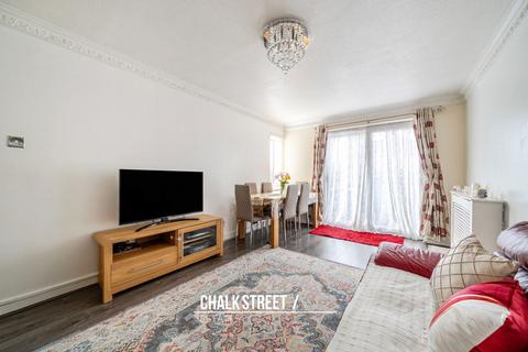 2 bedroom ground floor flat to rent, Sandown Court, Rainham Road South, Dagenham, RM10