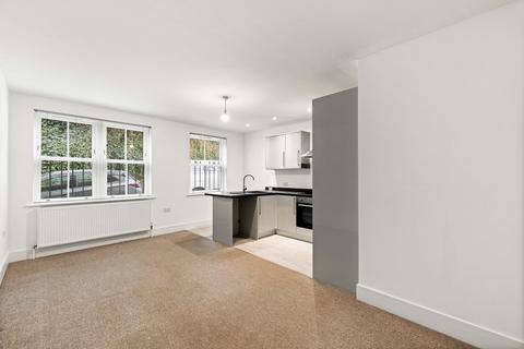 2 bedroom flat to rent, Foord Road South, Folkestone, CT20