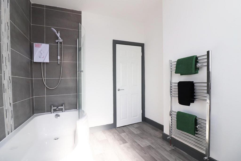 Bathroom 2.jpg