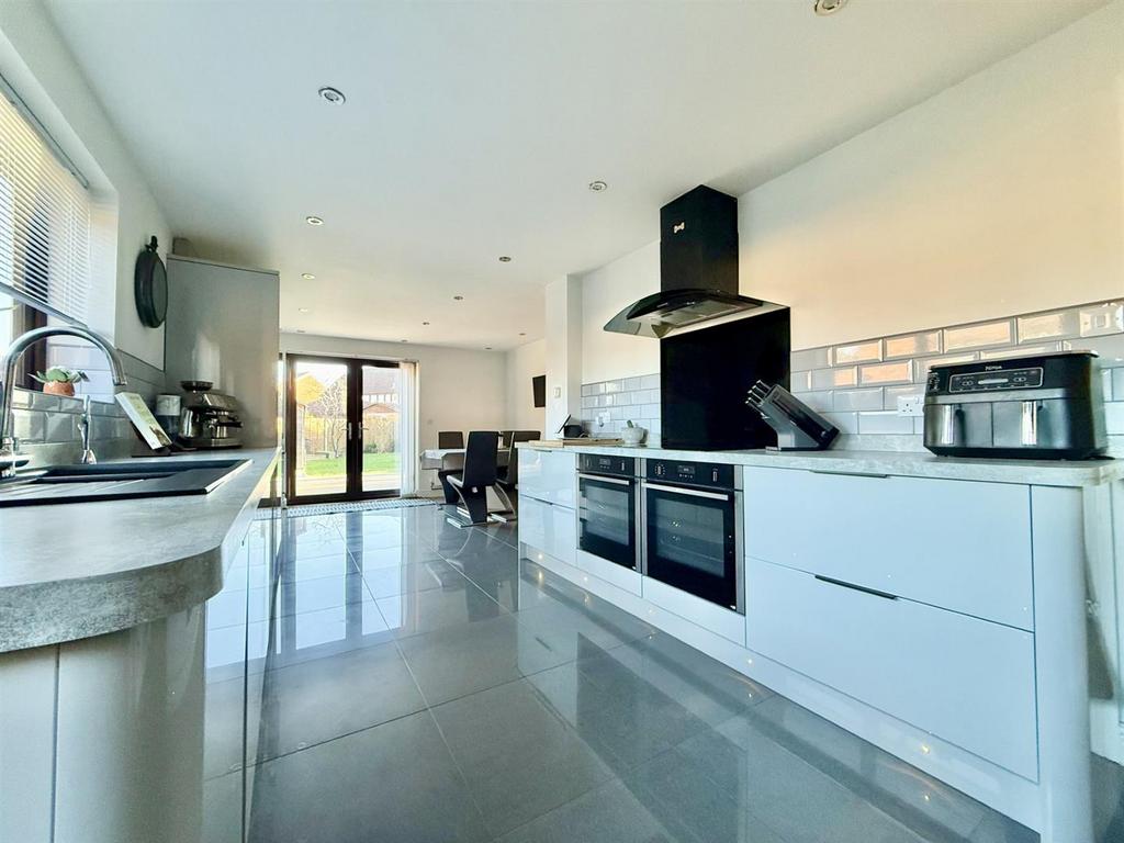 Kitchen2.jpg