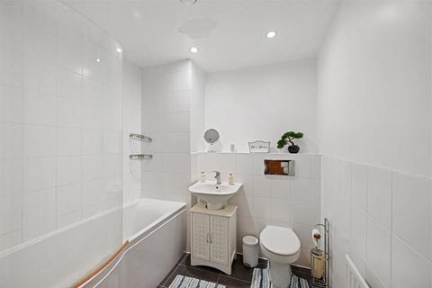 1 bedroom flat for sale, Harlequin Close, Barking, IG11