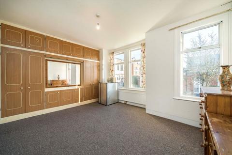 4 bedroom terraced house to rent, Winchester Street, London W3
