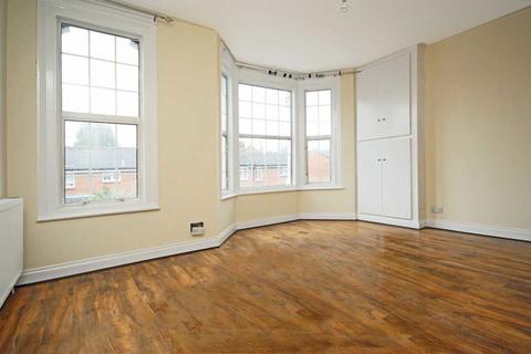 3 bedroom flat to rent, Avenue Road, London W3