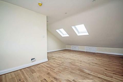 3 bedroom flat to rent, Avenue Road, London W3