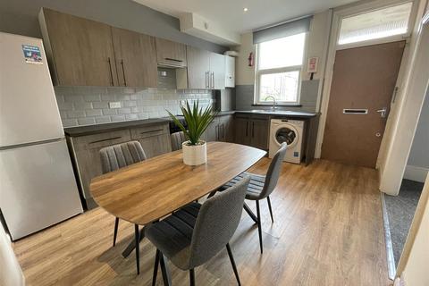 3 bedroom terraced house to rent, Trelawn Terrace, Headingley, Leeds, LS6 3JQ