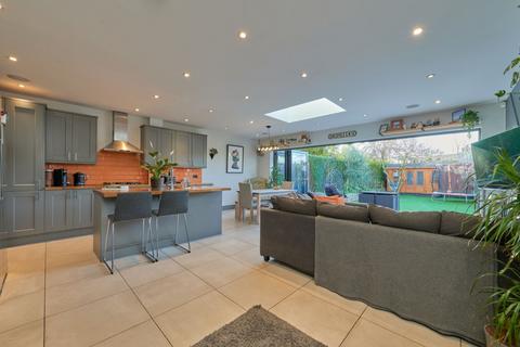 4 bedroom end of terrace house for sale, Lidiard Road, London, SW18