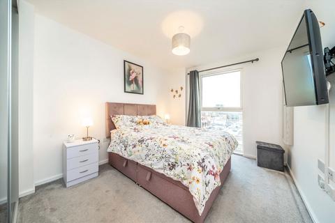 2 bedroom flat for sale, Selbourne Avenue, Hounslow TW3