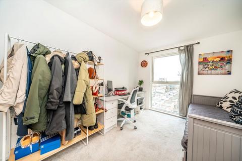 2 bedroom flat for sale, Selbourne Avenue, Hounslow TW3