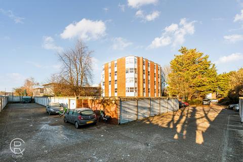 2 bedroom flat for sale, Riverside Close, London, W7