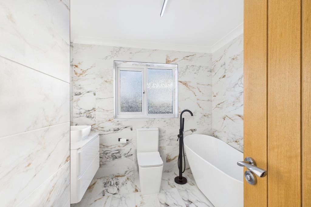 Ewe Move Spalding -  Cornfield House - Bathroom