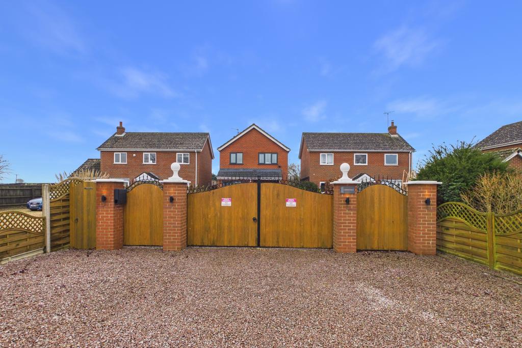 Ewe Move Spalding - Cornfield House - Front of Ho