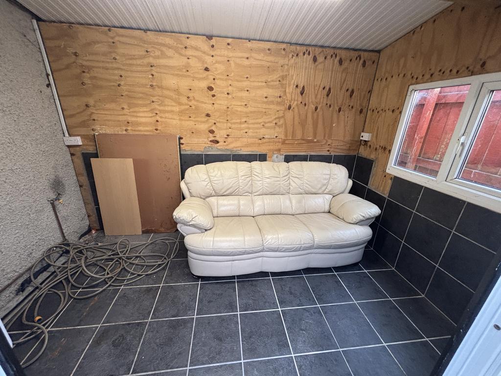 Lean to utility room/garden store (second image)
