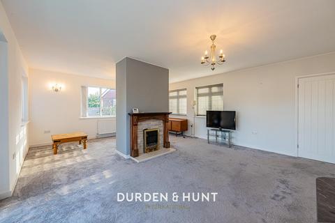 3 bedroom detached bungalow to rent, The Spinneys, Ongar, CM5