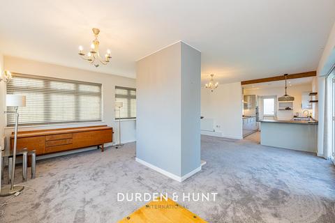 3 bedroom detached bungalow to rent, The Spinneys, Ongar, CM5