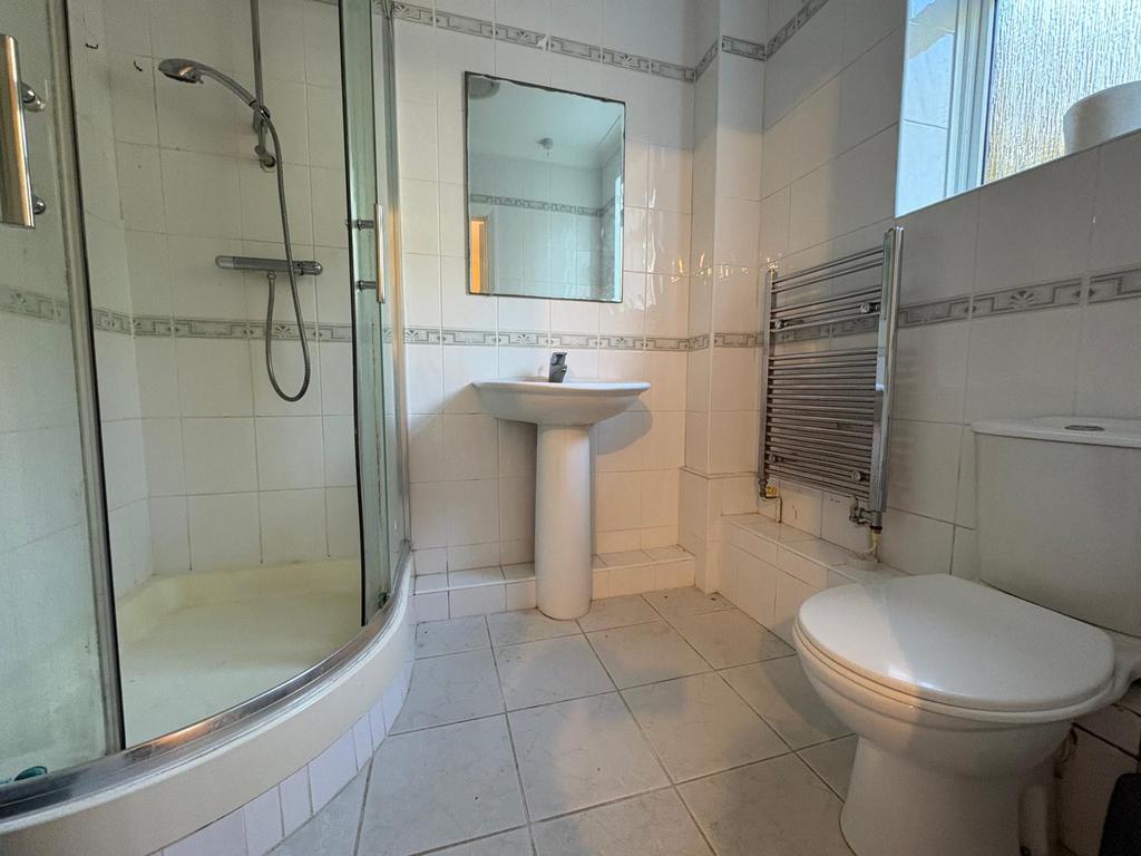 Bath ensuite.jpeg
