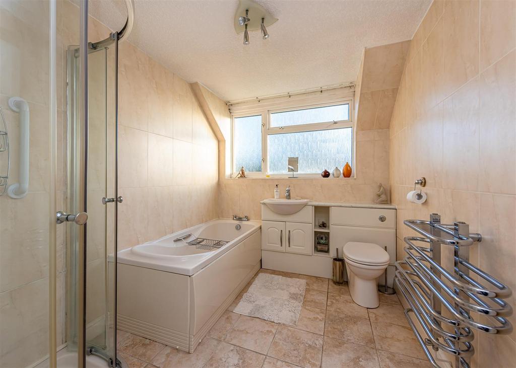 12 Kirkstone Crescent-bath.jpg
