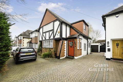 3 bedroom semi-detached house to rent, The Fairway, Ruislip, HA4