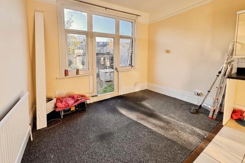 1 bedroom ground floor flat to rent, Park Crescent, Westcliff-On-Sea