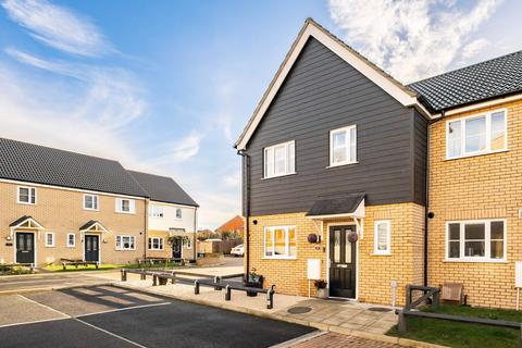 3 bedroom end of terrace house for sale, Buckingham Close, Carbrooke