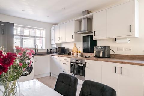 3 bedroom end of terrace house for sale, Buckingham Close, Carbrooke