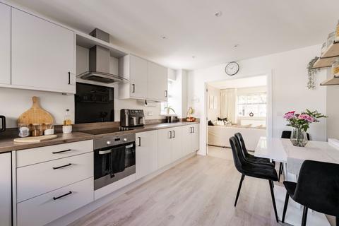 3 bedroom end of terrace house for sale, Buckingham Close, Carbrooke