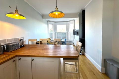 2 bedroom flat to rent, Douglas Avenue, Exmouth EX8