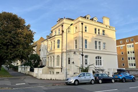 2 bedroom flat to rent, The Avenue, Upperton, BN21