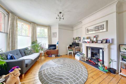 2 bedroom apartment to rent, Cecil Mansions, SW17