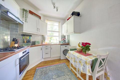 2 bedroom apartment to rent, Cecil Mansions, SW17