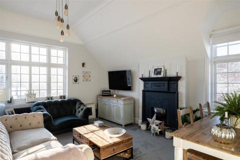 3 bedroom flat for sale, Gatton Park, Reigate