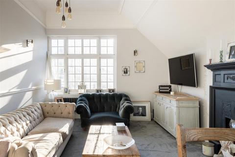 3 bedroom flat for sale, Gatton Park, Reigate