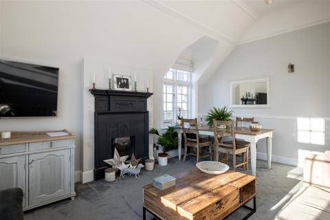 3 bedroom flat for sale, Gatton Park, Reigate