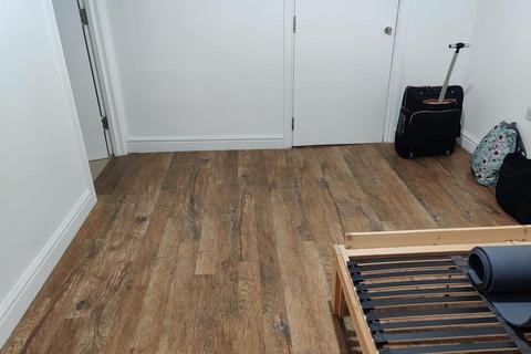 Studio to rent, Rock Street, London