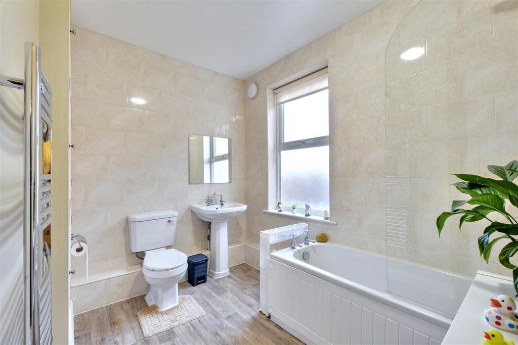 Bathroom 1.jpeg