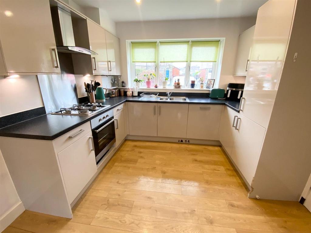 Kitchen 1.jpg