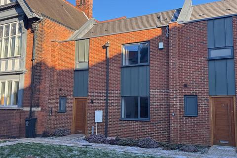 3 bedroom house to rent, White Friars, Leicester